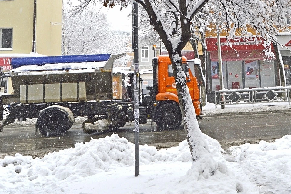 Снег в Иркутске 4 октября 2018: дорожники усиленно расчищают трассы в регионе. Фото: Лия МУРАДЬЯН