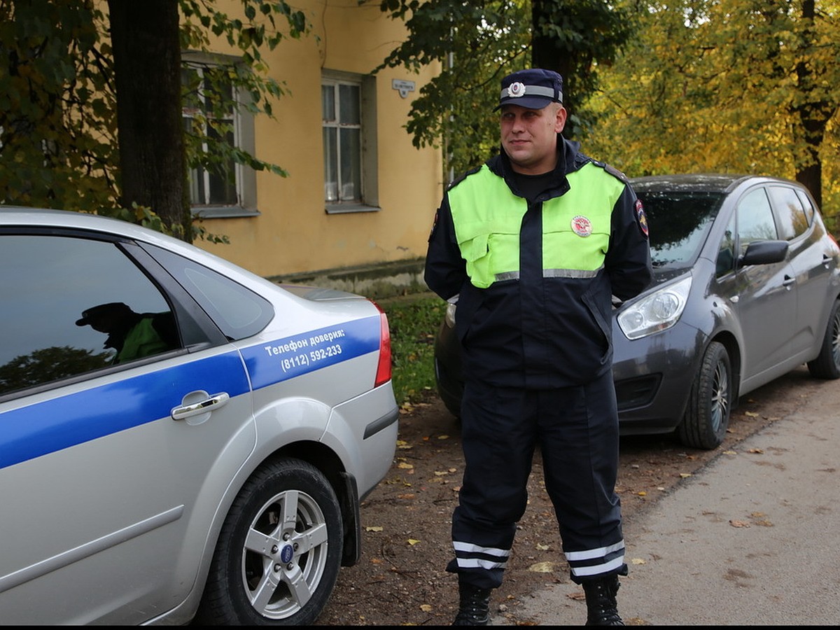 В Псковской области инспектор ДПС спас из горящей квартиры женщину - KP.RU