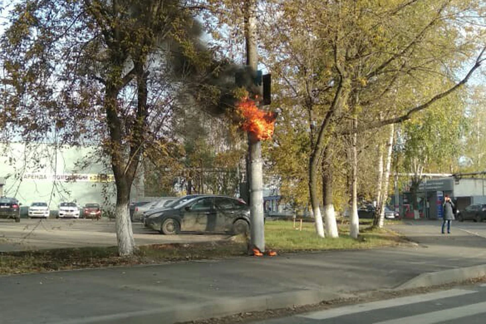 «Сгорел на работе»: светофор на улице Федосеенко превратился в факел. Фото: Эдуард Чистяков