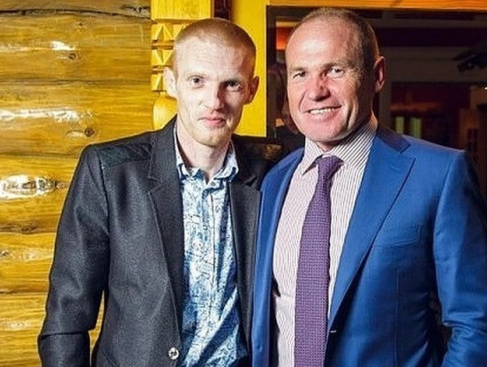 Осужденный директор завода Денис Кокорин (слева) с отцом Вячеславом Кокориным. Фото: соцсети