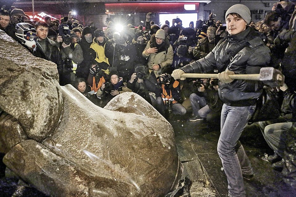 Майдан на Украине тоже начинался со сноса памятников Ленину - например, вот этого на Бессарабской площади в Киеве. Чем закончился этот вандализм для страны, хорошо известно....
