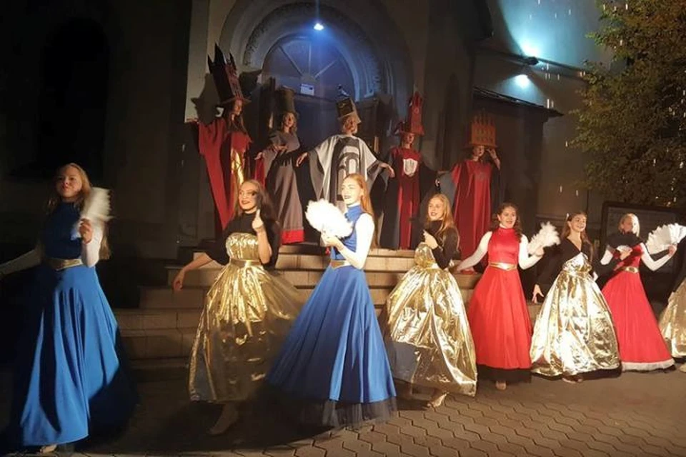 Заключительное шоу фестиваля проходило на ступенях Театра кукол.
