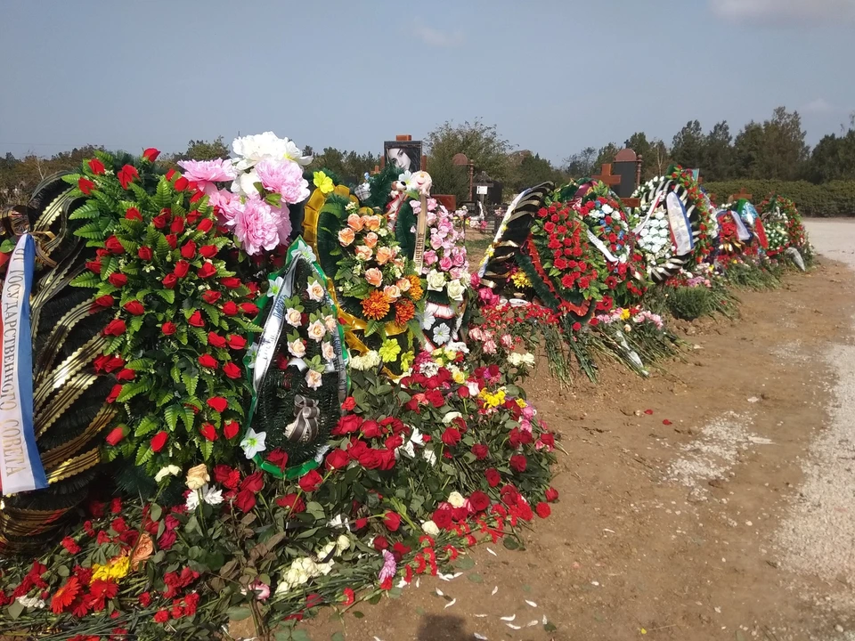 14 человек похоронили 19 октября, еще 6 человек - 20 октября.
