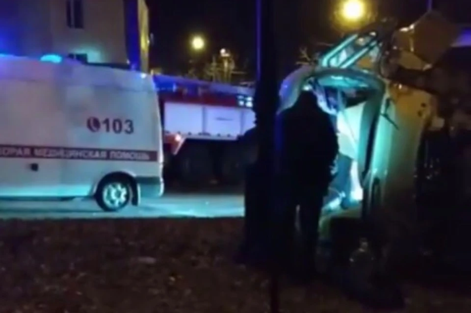 Авария в Индустриальном районе Хабаровска: пассажирский автобус перевернулся вместе с людьми