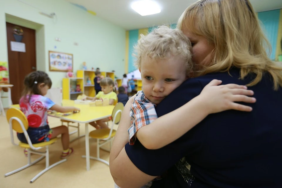 Забрала из садика. Воспитательница с детьми. Воспитательница в садике. Дети обнимают воспитателя. Женщина воспитатель в детском саду.