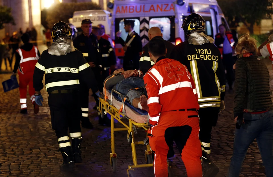 Эвакуация пострадавших в результате ЧП в метро Рима.