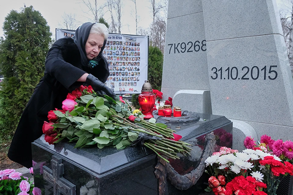 Сегодня, 31 октября, прошла траурная церемония на Серафимовском кладбище у мемориала «Сложенные крылья».