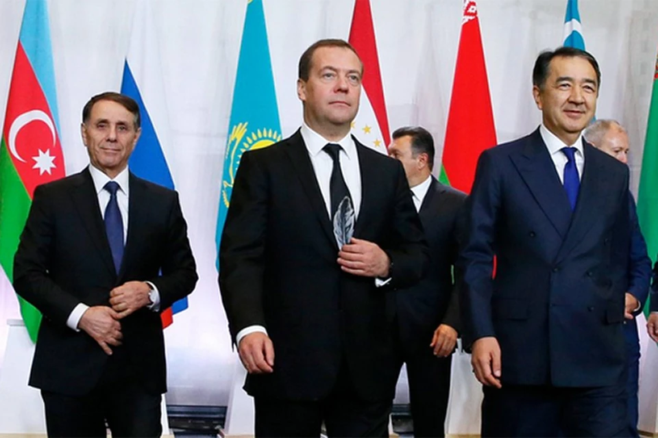 Журналисты сразу же обратили внимание на экстравагантный галстук Дмитрия Медведева