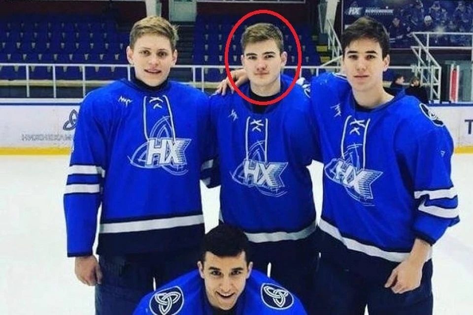 Раиль Мустафин (в центре) утверждает, что на него напали шестеро полицейских.