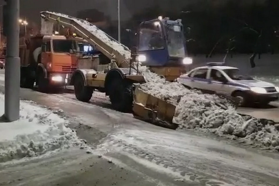 Глава Красноярска Сергей Еремин лично поучаствовал в уборке улиц от снега. Стоп-кадр видео