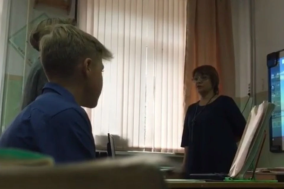 На Сахалине уволили учительницу, которая перед всем классом довела школьницу до слез из-за рваной кофты