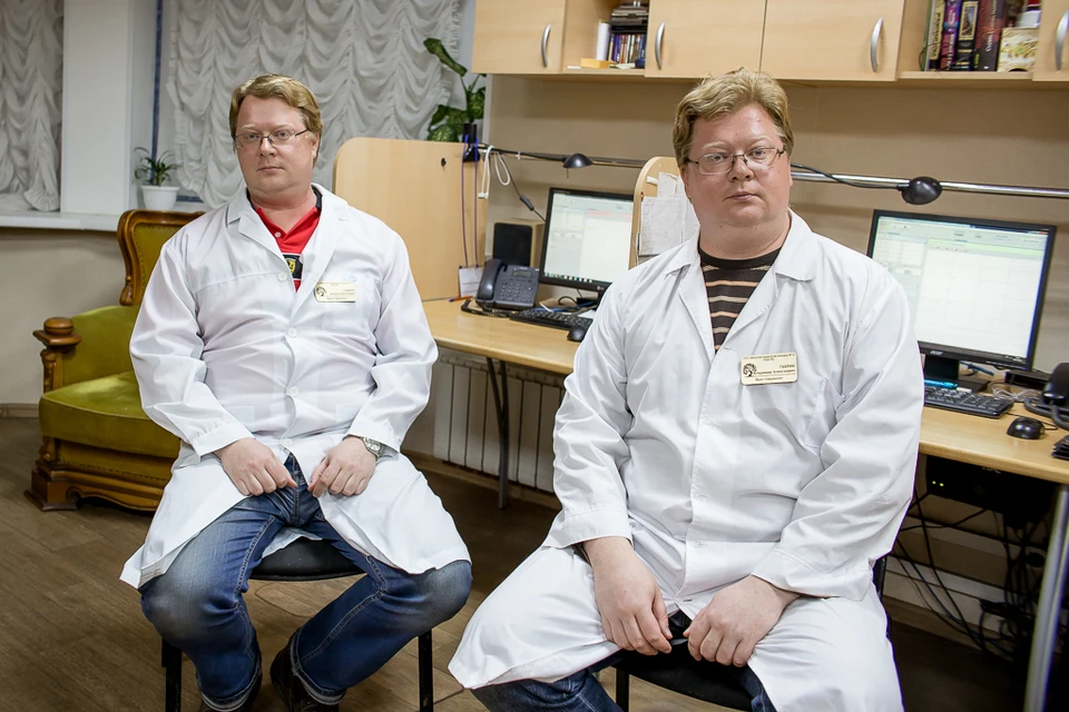 Игорь (слева) и Владимир (справа) Габрины обрабатывают кардиограммы в Едином консультационном центре функциональной диагностики.