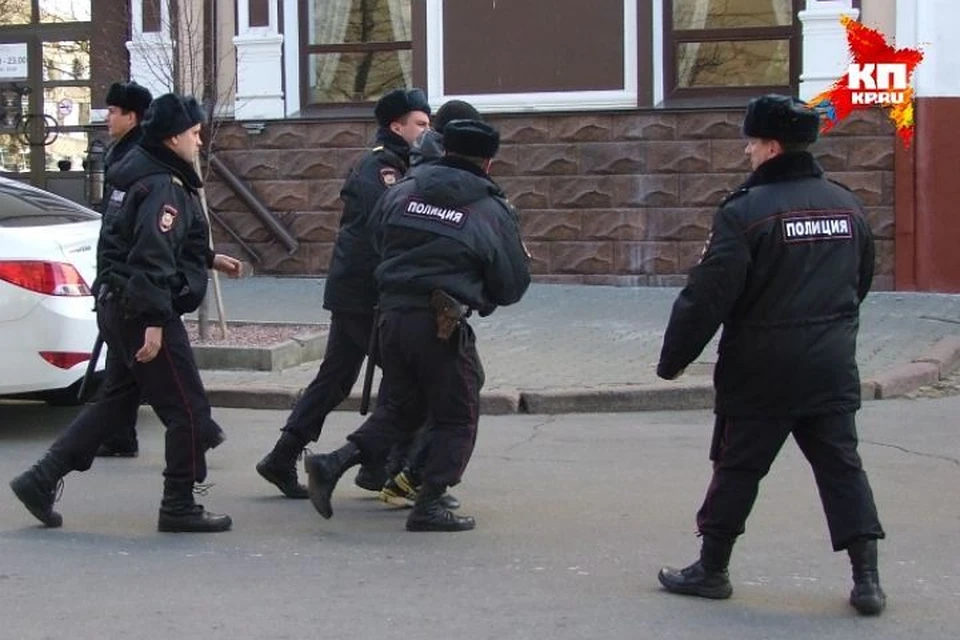 Пытавшегося угнать полицейскую машину успели выдернуть из-за руля.