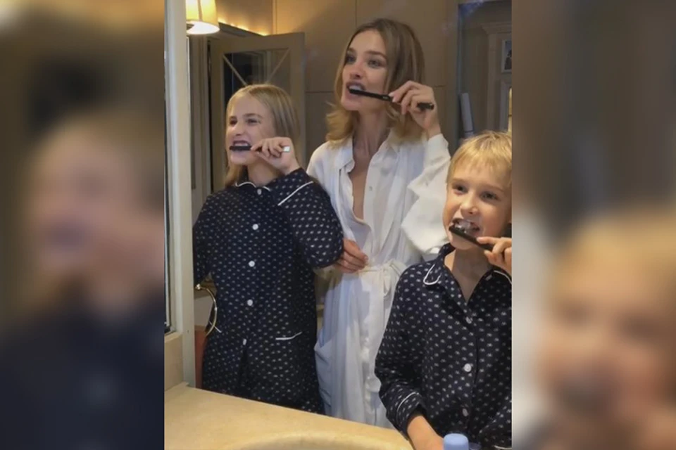 Наталья Водянова вместе с дочкой Невой и сыном Лукасом пользуются щетками из золота и углеродных волокон.