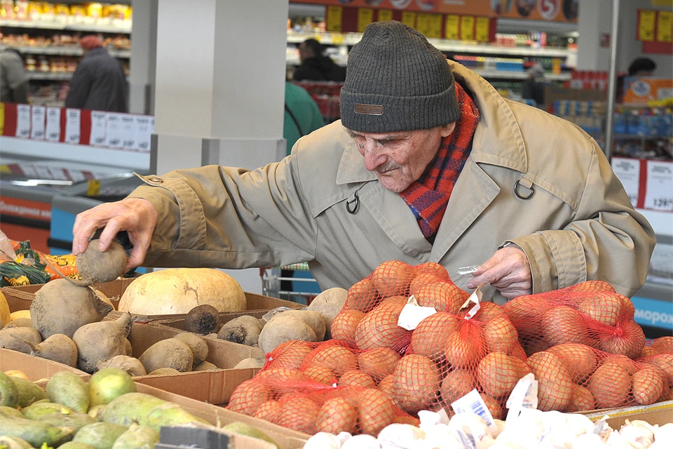 Каждый пятый россиянин может позволить себе лишь минимальный набор продуктов: хлеб, крупы и недорогие овощи.