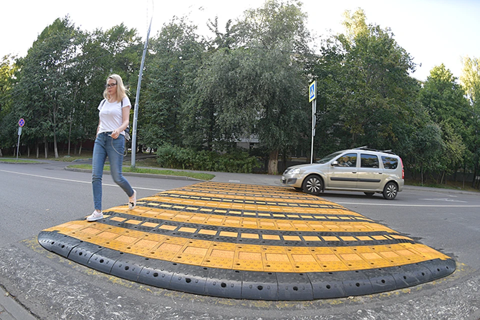 Первый в Москве приподнятый над дорогой резиновый пешеходный переход, установленный на Керченской улице