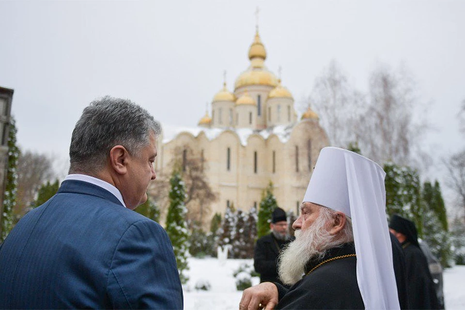 Петр Порошенко и Архиепископ Софроний в Черкассах, Украина.