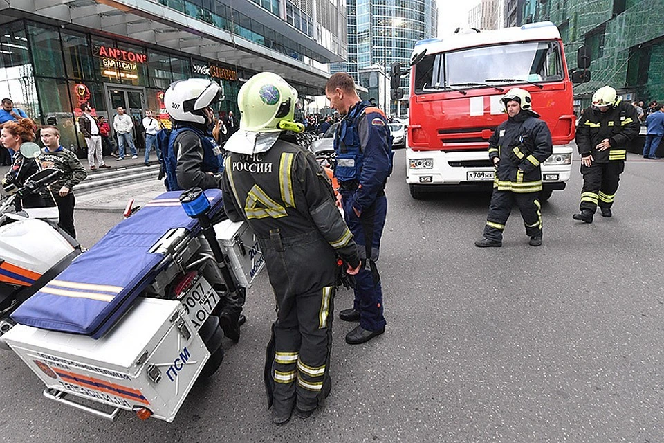Пожарные и спасатели во время эвакуации ТЦ в Москве.