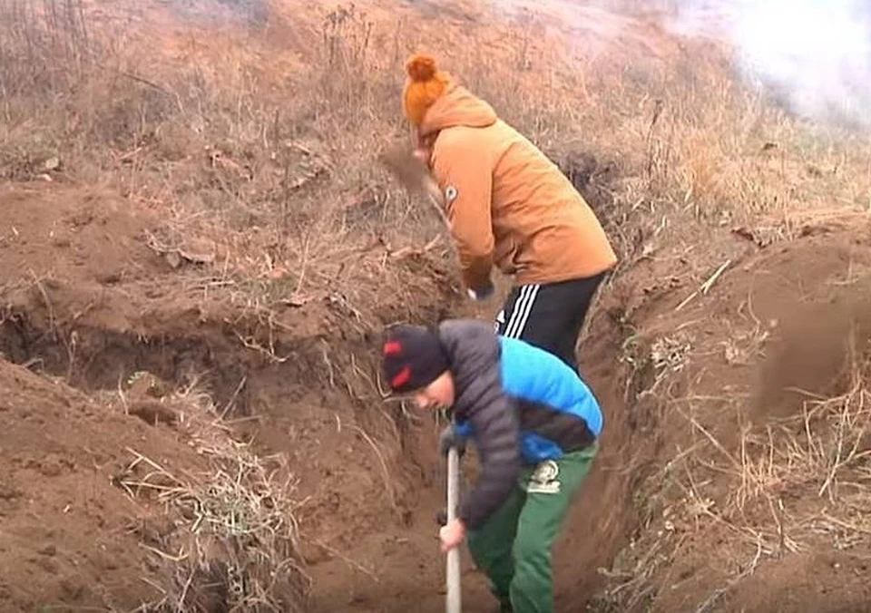 В Мариуполе дети копают окопы. Фото: скриншот видео