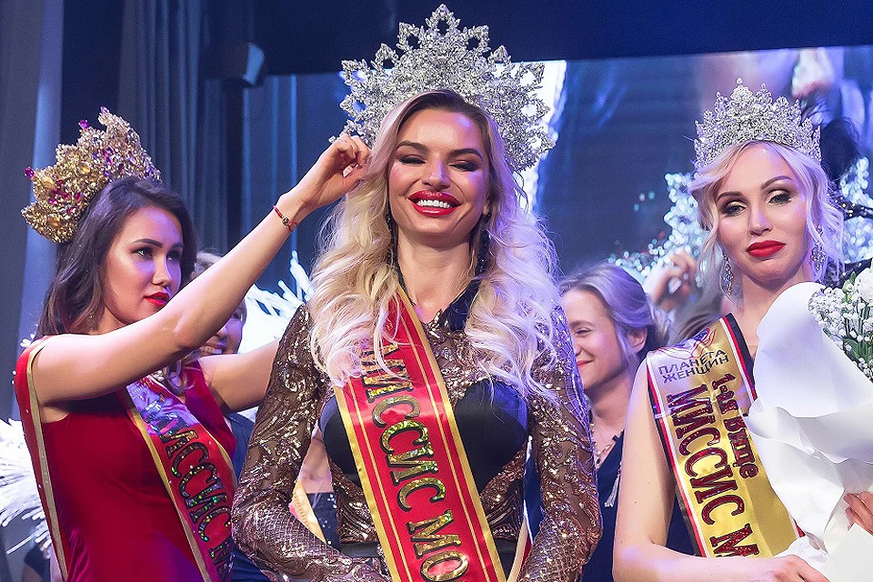Вручение короны обладательнице титула "Миссис Москва 2018" Екатерине Лифшиц. Фото предоставлено организаторами конкурса