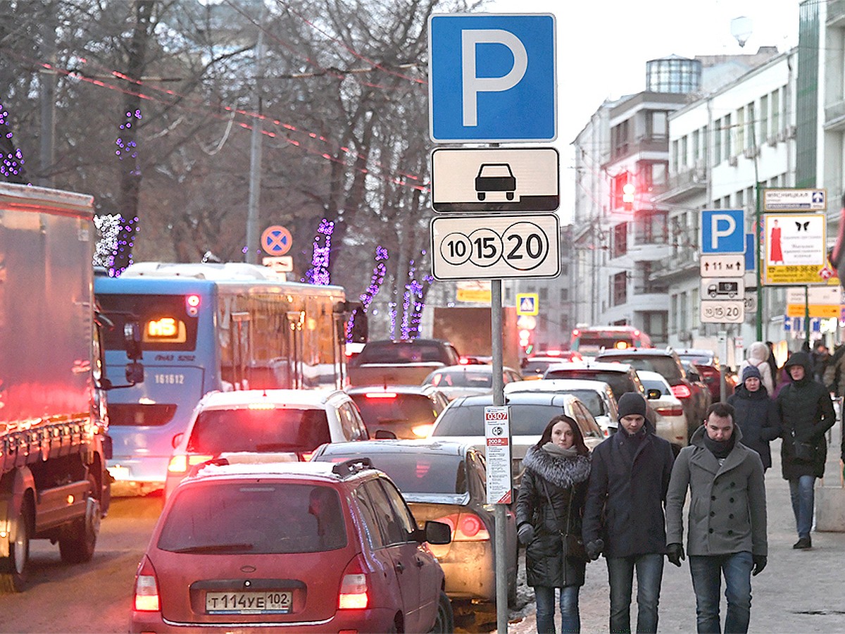 На каких улицах в центре столицы парковка будет платной и в воскресенье -  KP.RU