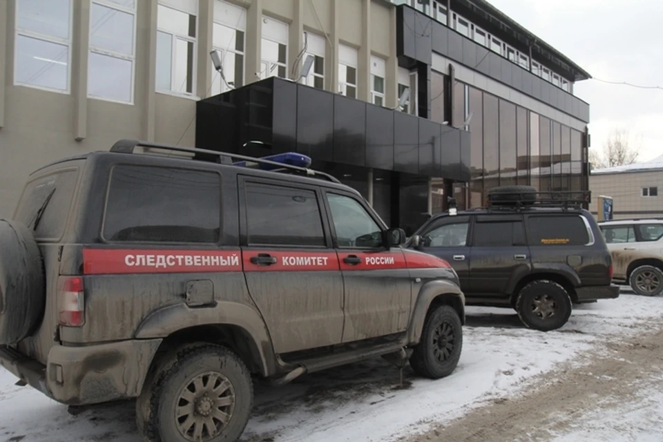Ребенок погиб на морозе, когда его родители спасали от огня школу в Иркутской области.