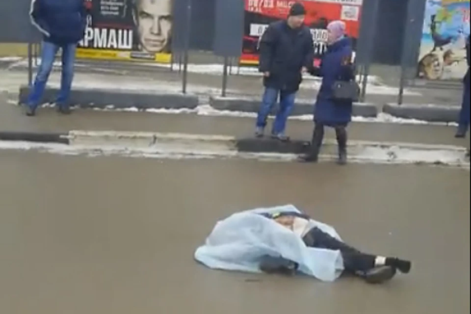 Кондуктора трамвая насмерть сбила машина в Нижнем Новгороде. Фото: стоп-кадр с видео очевидцев