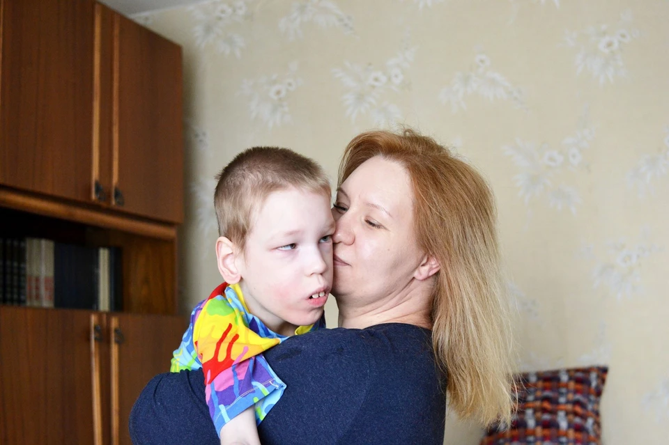 Богдан вместе со своей мамой. Фото с сайта "Дедморозим"