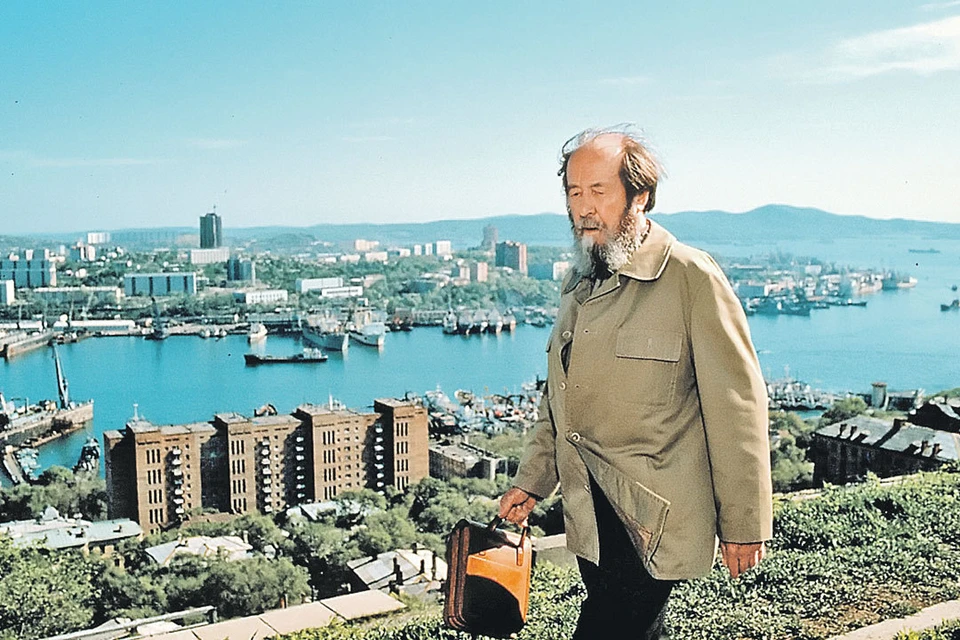 Прожив 20 лет в эмиграции, Александр Солженицын вернулся в Россию лишь в 1994 году, проехав из Владивостока (на фото) на поезде через всю страну.