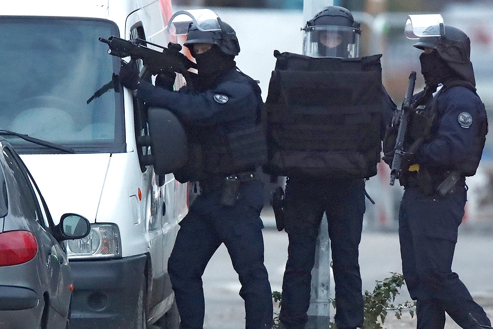 Французские полицейские во время спецоперации по поимке террориста в Страсбурге.
