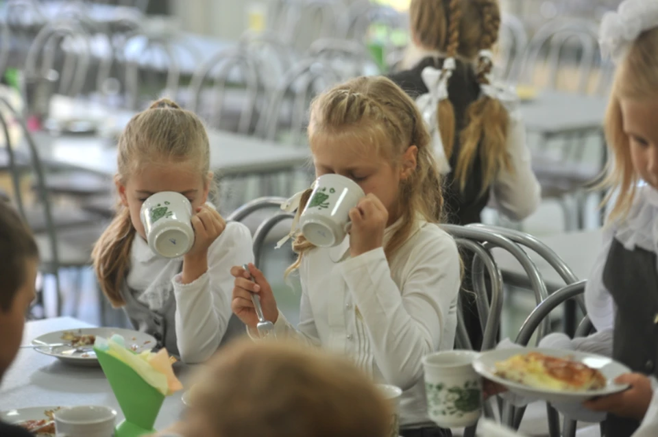 «Миллиарды тратим на себя, а ребенку - чай с булочкой»: Губернатор Хабаровского края «заглянул в рот» школьному питанию