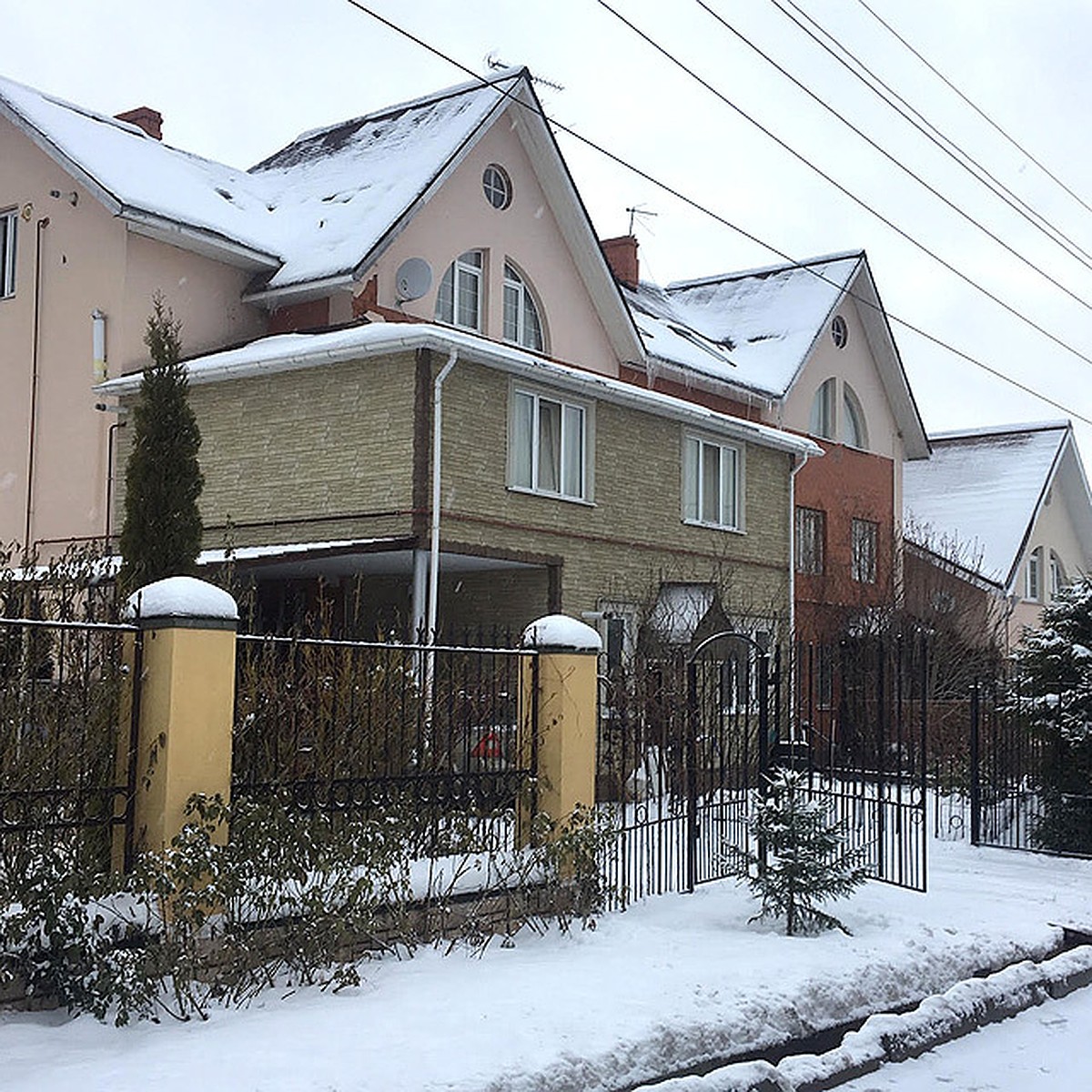 Жители самостроя в Новой Москве почти год не платят за коммуналку, а их  счета вешают на соседей - KP.RU