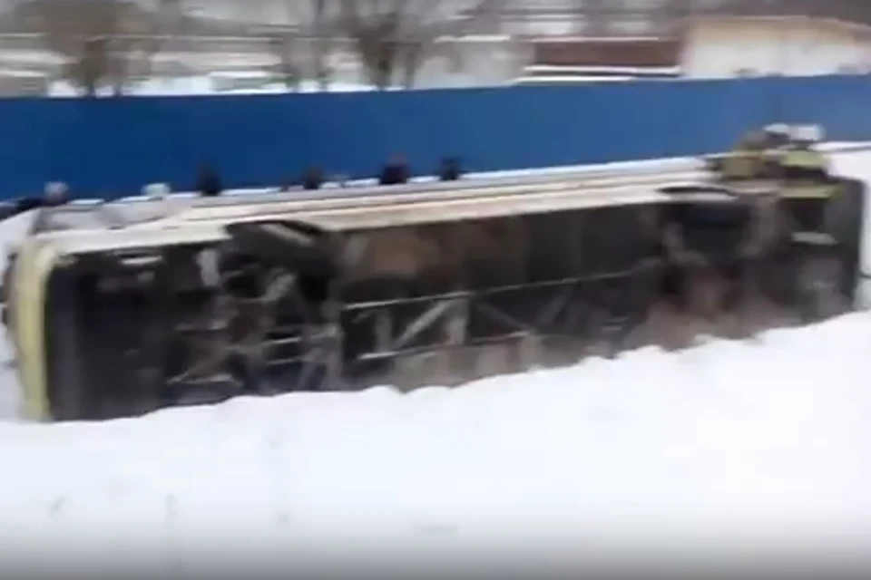 Автобус с пассажирами перевернулся в Нижегородской области. Фото: стоп-кадр с видео очевидца