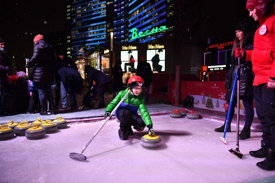На зимних площадках в Москве стали появляться ледяные дорожки для этой игры