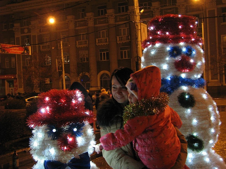 В прошлом году на площади Ленина фотографировались возле семьи снеговиков