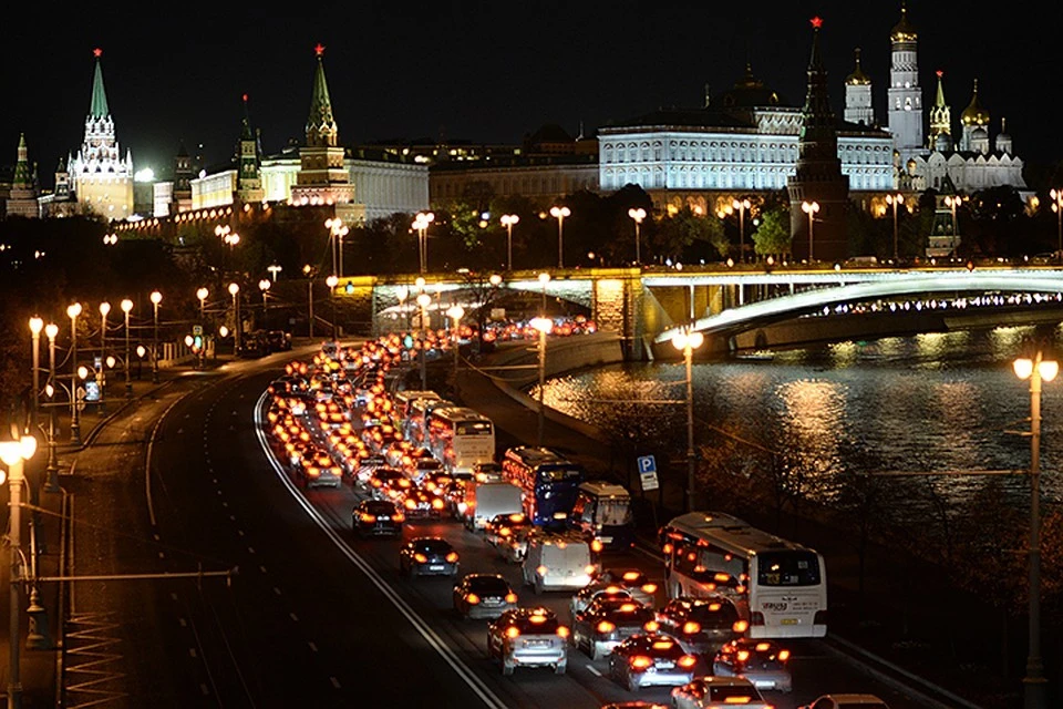 Работать в центре москвы. Большой каменный мост новогодний. Пробки в Москве в новогоднюю ночь. МГУ пробки Новогодняя ночь.