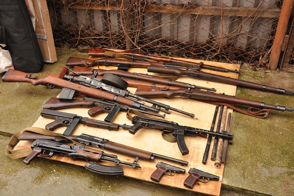У владельца мастерской изъяли 15 единиц оружия. Фото: УФСБ по РК и Севастополю