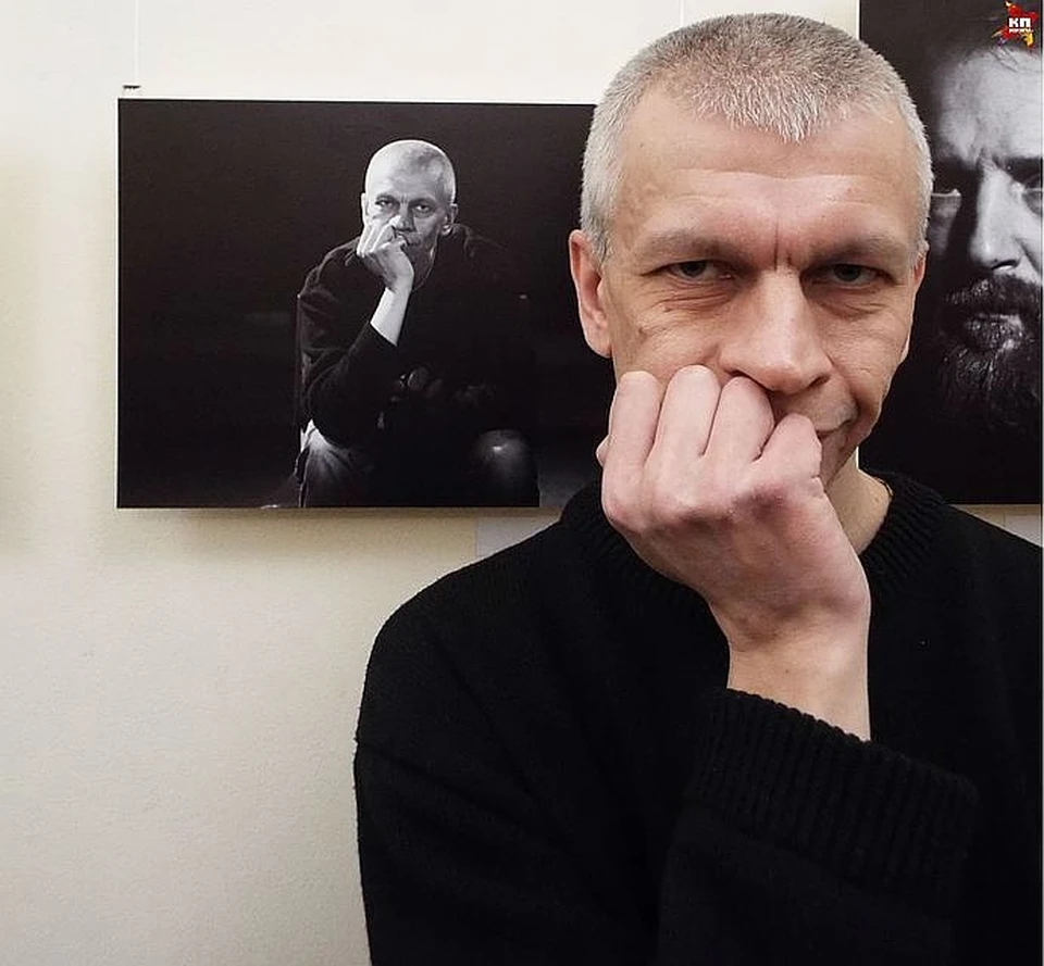Борис Суранов на выставке фоторабот Марины Сиваковой, где в том числе был представлен и его портрет