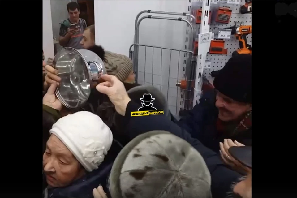 Давка в магазине