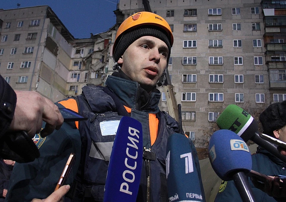 Петр Гриценко спас малыша из под завалов. Фото: Илья Московец/ТАСС