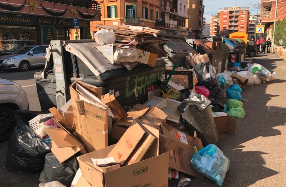Итальянский фейсбук и твиттер заполонили жуткие фото с мусором на главных улицах древнего города.