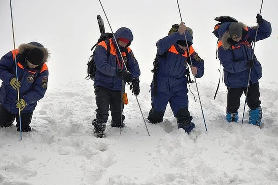 Спасатели продолжают расчищать снежные завалы.