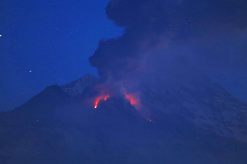 Извержение вулкана угрожает Камчатке: лава выплескивается из Шевелуча. Фото:Юрий Демянчук
