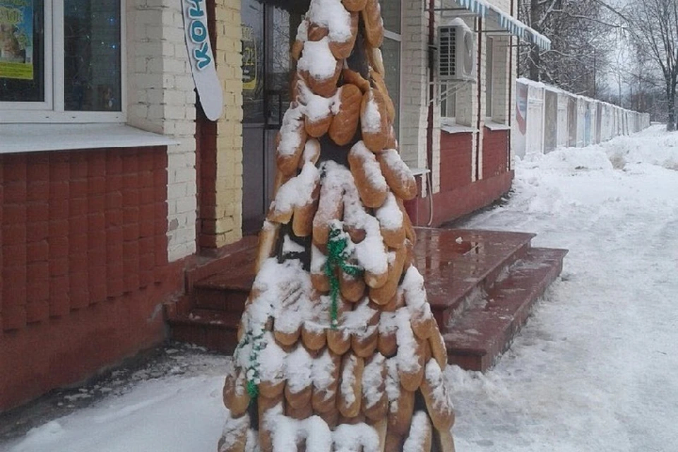 В Новгороде поставили елку из хлеба. Фото: vk.com/gospodinvn