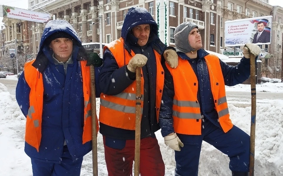 Коммунальщики расчищают снег круглосуточно, но горожане все равно жалуются. Фото: vk.com/donetsk