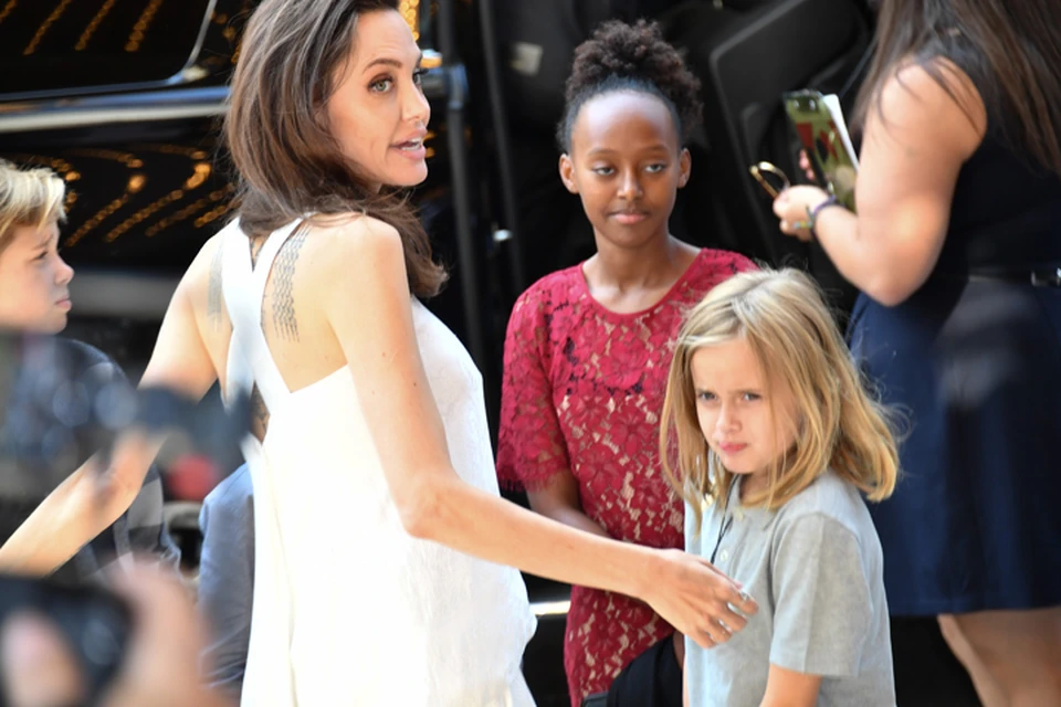Темнокожая дочь Джоли и Питта Захара 8 января отметила 14-летие.