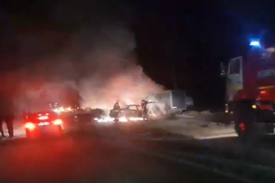 «ГАЗель» и «Ягуар» сгорели после столкновения в Нижегородской области. Фото: Сергей ШЕВЕРДИН
