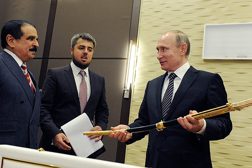 В 2016 году король Бахрейна Хамад бен Иса аль Халиф дарил российскому лидеру меч Победы, изготовленный из дамасской стали и драгоценных металлов. Фото: Михаил Климентьев/ТАСС