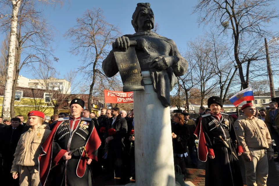 Праздничный митинг прошел в Симферополе