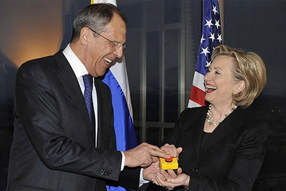 В марте 2009 года Клинтон подарила российскому министру «кнопку» - символ перезагрузки российско-американских отношений